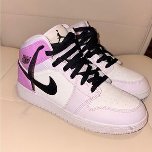 Nike Air Jordan 1 Mid Barely Grape